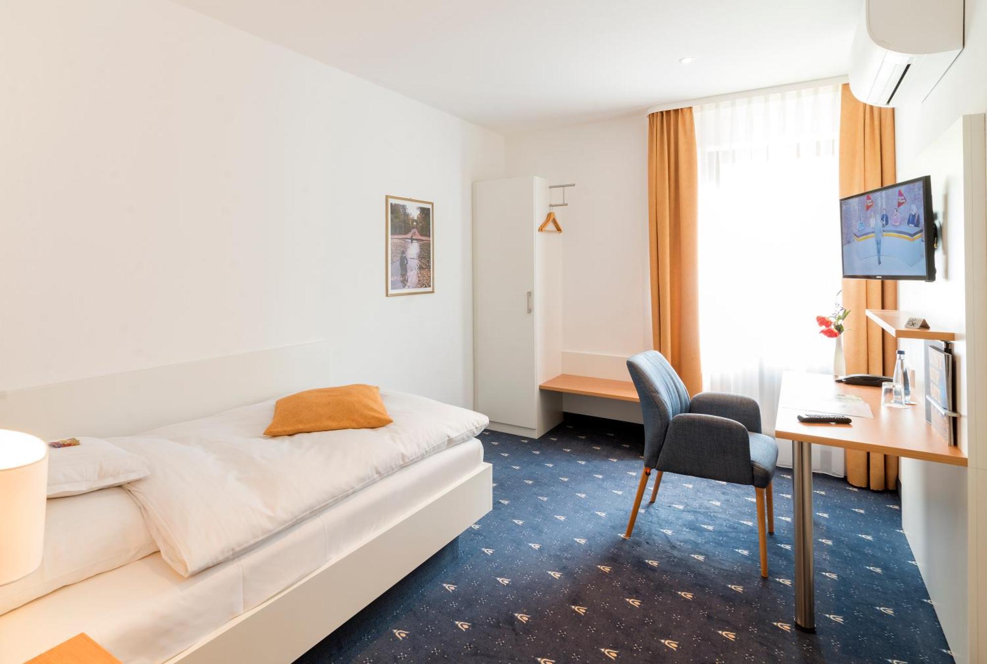 Hotel Adler Post Шветцинген Экстерьер фото